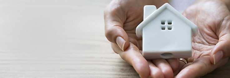 Foto <br>Marktanalysen, Finanzierung & Zukunftsaussichten<br><br>Der Immobilienmarkt ist stetig in Bewegung. Steigende Zinsen, veränderte Bauvorschriften und neue Wohnkonzepte prägen die Branche und beeinflussen Käufer, Verkäufer und Investoren gleichermaßen. Als erfahrene Immobilienmakler behalten wir aktuelle Entwicklungen im Blick und unterstützen Sie mit fundiertem Fachwissen.<br>Immobilienpreise & Marktentwicklung<br><br>Die Immobilienpreise in Deutschland unterliegen regionalen Schwankungen. Während in Metropolen wie Berlin, München oder Hamburg weiterhin hohe Nachfrage herrscht, bieten ländliche Regionen attraktive Kaufpreise. Ob Wohnung, Haus oder Neubauprojekt – wir analysieren Marktchancen und helfen Ihnen, die richtige Entscheidung zu treffen.<br><br>Baufinanzierung & Zinsen<br><br>Steigende Zinsen beeinflussen die Finanzierungsmöglichkeiten. Welche Fördermittel stehen zur Verfügung? Welche Banken bieten die besten Konditionen? Unsere Experten beraten Sie zu Finanzierungsstrategien, Anschlussfinanzierungen und staatlichen Förderungen für energieeffizientes Bauen.<br><br>Nachhaltigkeit & Energieeffizienz<br><br>Nachhaltige Immobilien sind gefragter denn je. Energetische Sanierungen, moderne Heiztechniken und Photovoltaikanlagen steigern den Wert einer Immobilie und senken langfristig die Nebenkosten. Wir zeigen Ihnen, wie Sie Ihr Eigentum zukunftssicher gestalten.<br><br>Verkauf & Vermietung: Der richtige Zeitpunkt zählt<br><br>Wann ist der beste Zeitpunkt für den Immobilienverkauf? Welche Faktoren beeinflussen den Immobilienwert? Ob Sie Ihre Immobilie verkaufen oder vermieten möchten – wir ermitteln den optimalen Preis und entwickeln eine maßgeschneiderte Vermarktungsstrategie.<br><br>Möchten Sie mehr über die aktuellen Entwicklungen auf dem Immobilienmarkt erfahren oder planen Sie den Kauf oder Verkauf einer Immobilie? Kontaktieren Sie uns für eine unverbindliche Beratung!<br> Foto <br>Marktanalysen, Finanzierung & Zukunftsaussichten<br><br>Der Immobilienmarkt ist stetig in Bewegung. Steigende Zinsen, veränderte Bauvorschriften und neue Wohnkonzepte prägen die Branche und beeinflussen Käufer, Verkäufer und Investoren gleichermaßen. Als erfahrene Immobilienmakler behalten wir aktuelle Entwicklungen im Blick und unterstützen Sie mit fundiertem Fachwissen.<br>Immobilienpreise & Marktentwicklung<br><br>Die Immobilienpreise in Deutschland unterliegen regionalen Schwankungen. Während in Metropolen wie Berlin, München oder Hamburg weiterhin hohe Nachfrage herrscht, bieten ländliche Regionen attraktive Kaufpreise. Ob Wohnung, Haus oder Neubauprojekt – wir analysieren Marktchancen und helfen Ihnen, die richtige Entscheidung zu treffen.<br><br>Baufinanzierung & Zinsen<br><br>Steigende Zinsen beeinflussen die Finanzierungsmöglichkeiten. Welche Fördermittel stehen zur Verfügung? Welche Banken bieten die besten Konditionen? Unsere Experten beraten Sie zu Finanzierungsstrategien, Anschlussfinanzierungen und staatlichen Förderungen für energieeffizientes Bauen.<br><br>Nachhaltigkeit & Energieeffizienz<br><br>Nachhaltige Immobilien sind gefragter denn je. Energetische Sanierungen, moderne Heiztechniken und Photovoltaikanlagen steigern den Wert einer Immobilie und senken langfristig die Nebenkosten. Wir zeigen Ihnen, wie Sie Ihr Eigentum zukunftssicher gestalten.<br><br>Verkauf & Vermietung: Der richtige Zeitpunkt zählt<br><br>Wann ist der beste Zeitpunkt für den Immobilienverkauf? Welche Faktoren beeinflussen den Immobilienwert? Ob Sie Ihre Immobilie verkaufen oder vermieten möchten – wir ermitteln den optimalen Preis und entwickeln eine maßgeschneiderte Vermarktungsstrategie.<br><br>Möchten Sie mehr über die aktuellen Entwicklungen auf dem Immobilienmarkt erfahren oder planen Sie den Kauf oder Verkauf einer Immobilie? Kontaktieren Sie uns für eine unverbindliche Beratung!<br>