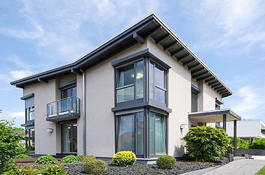 Foto In Deutschland gibt es verschiedene steuerliche Vorteile und finanzielle Aspekte im Zusammenhang mit dem Besitz von Immobilien. Es ist wichtig zu beachten, dass steuerliche Regelungen sich ändern können, daher ist es ratsam, aktuelle Informationen von einem Steuerberater oder Finanzexperten einzuholen. Hier sind einige allgemeine Aspekte:<br><br> Abschreibungen (AfA): Als Immobilieneigentümer können Sie die Anschaffungs- oder Herstellungskosten Ihrer Immobilie über einen bestimmten Zeitraum steuerlich abschreiben (Absetzung für Abnutzung - AfA). Die genaue Abschreibungsdauer variiert je nach Art der Immobilie.<br><br> Werbungskosten: Finanzierungskosten wie Zinsen für Hypothekendarlehen, Grundsteuern, Versicherungen und Verwaltungskosten können als Werbungskosten geltend gemacht werden, um die steuerpflichtigen Einnahmen zu mindern.<br><br> Erträge aus Vermietung und Verpachtung: Mieteinnahmen unterliegen der Einkommensteuer. Allerdings können Sie auch die oben genannten Werbungskosten abziehen, um die steuerpflichtigen Einnahmen zu reduzieren.<br><br> Spekulationssteuer: Wenn Sie eine Immobilie innerhalb von zehn Jahren nach dem Kauf wieder verkaufen, kann unter Umständen eine Spekulationssteuer anfallen. Allerdings gibt es Ausnahmen, zum Beispiel, wenn die Immobilie selbst genutzt wurde.<br><br> Steuerliche Förderungen: Es gibt verschiedene steuerliche Förderungen für energetische Sanierungsmaßnahmen oder den Neubau von Wohnungen, die unter bestimmten Voraussetzungen genutzt werden können.<br><br> Grundsteuer: Die Grundsteuer ist eine kommunale Steuer, die auf den Wert von Grundstücken und Gebäuden erhoben wird. Die Höhe variiert je nach Lage und örtlichen Gegebenheiten.<br><br> Günstige Finanzierungsmöglichkeiten: In Deutschland gibt es oft günstige Finanzierungsmöglichkeiten für den Erwerb von Immobilien, insbesondere durch niedrige Zinsen und staatliche Förderprogramme.<br><br> Erbschafts- und Schenkungssteuer: Beim Vererben oder Verschenken von Immobilien können Erbschafts- oder Schenkungssteuern anfallen. Es gibt jedoch Freibeträge und Steuerklassen, die die Belastung mindern können.<br><br>Es ist wichtig zu beachten, dass die steuerlichen Vorteile und Regelungen je nach persönlicher Situation variieren können. Daher ist es ratsam, sich von einem Steuerberater oder Finanzexperten individuell beraten zu lassen, um die besten Möglichkeiten für Ihre spezifische Situation zu ermitteln. Foto In Deutschland gibt es verschiedene steuerliche Vorteile und finanzielle Aspekte im Zusammenhang mit dem Besitz von Immobilien. Es ist wichtig zu beachten, dass steuerliche Regelungen sich ändern können, daher ist es ratsam, aktuelle Informationen von einem Steuerberater oder Finanzexperten einzuholen. Hier sind einige allgemeine Aspekte:<br><br> Abschreibungen (AfA): Als Immobilieneigentümer können Sie die Anschaffungs- oder Herstellungskosten Ihrer Immobilie über einen bestimmten Zeitraum steuerlich abschreiben (Absetzung für Abnutzung - AfA). Die genaue Abschreibungsdauer variiert je nach Art der Immobilie.<br><br> Werbungskosten: Finanzierungskosten wie Zinsen für Hypothekendarlehen, Grundsteuern, Versicherungen und Verwaltungskosten können als Werbungskosten geltend gemacht werden, um die steuerpflichtigen Einnahmen zu mindern.<br><br> Erträge aus Vermietung und Verpachtung: Mieteinnahmen unterliegen der Einkommensteuer. Allerdings können Sie auch die oben genannten Werbungskosten abziehen, um die steuerpflichtigen Einnahmen zu reduzieren.<br><br> Spekulationssteuer: Wenn Sie eine Immobilie innerhalb von zehn Jahren nach dem Kauf wieder verkaufen, kann unter Umständen eine Spekulationssteuer anfallen. Allerdings gibt es Ausnahmen, zum Beispiel, wenn die Immobilie selbst genutzt wurde.<br><br> Steuerliche Förderungen: Es gibt verschiedene steuerliche Förderungen für energetische Sanierungsmaßnahmen oder den Neubau von Wohnungen, die unter bestimmten Voraussetzungen genutzt werden können.<br><br> Grundsteuer: Die Grundsteuer ist eine kommunale Steuer, die auf den Wert von Grundstücken und Gebäuden erhoben wird. Die Höhe variiert je nach Lage und örtlichen Gegebenheiten.<br><br> Günstige Finanzierungsmöglichkeiten: In Deutschland gibt es oft günstige Finanzierungsmöglichkeiten für den Erwerb von Immobilien, insbesondere durch niedrige Zinsen und staatliche Förderprogramme.<br><br> Erbschafts- und Schenkungssteuer: Beim Vererben oder Verschenken von Immobilien können Erbschafts- oder Schenkungssteuern anfallen. Es gibt jedoch Freibeträge und Steuerklassen, die die Belastung mindern können.<br><br>Es ist wichtig zu beachten, dass die steuerlichen Vorteile und Regelungen je nach persönlicher Situation variieren können. Daher ist es ratsam, sich von einem Steuerberater oder Finanzexperten individuell beraten zu lassen, um die besten Möglichkeiten für Ihre spezifische Situation zu ermitteln.