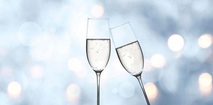Anstoßen mit zwei Sektkelchen Anstoßen mit zwei Sektkelchen